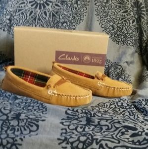 Clark's x strap moccasins slipper